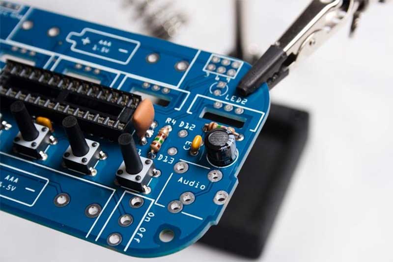 Now let&rsquo;s add the electrolytic capacitor, C4.